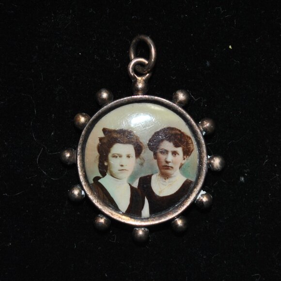 Antique Edwardian 1900s Colored Photo Pendant Depicting Two Women - Picture 1 of 12